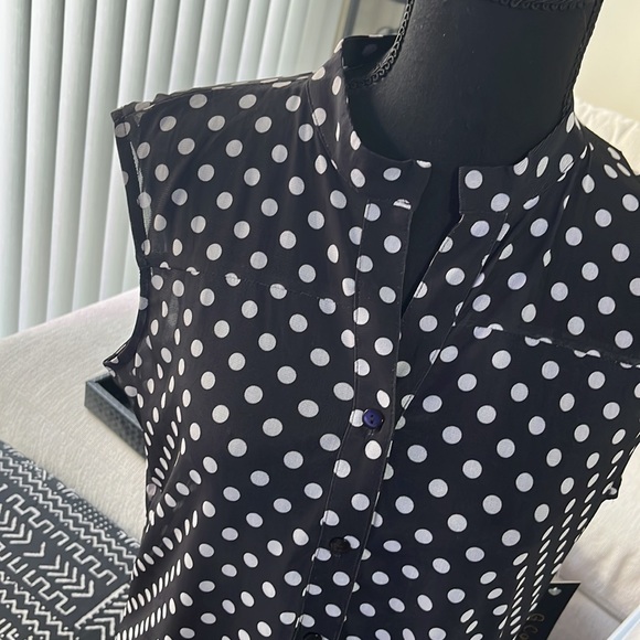 G Collection | Polka Dot Sleeveless Blouse - Picture 2 of 6
